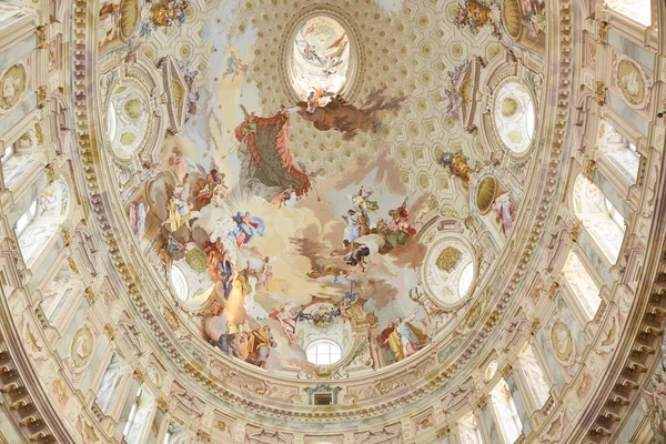 Santuario di Vicoforte parte a cupola ellittica barocca con affreschi, veduta ad angolo basso in Piemonte — Foto Stock