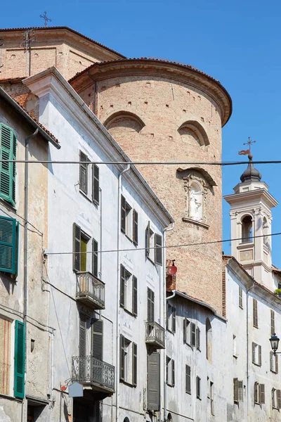 Chiesa della Misericordia parte posteriore in mattoni rossi e vecchi edifici in una giornata estiva soleggiata, cielo blu a Mondovi, Italia . — Foto Stock