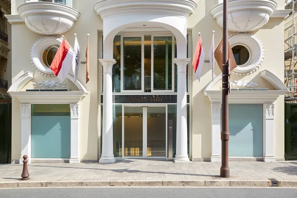 Prédio de banco privado Julius Baer em um dia ensolarado de verão em Monte Carlo, Mônaco . — Fotografia de Stock