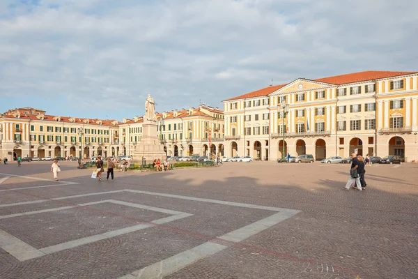 Famosa piazza Galimberti con persone in una giornata estiva soleggiata, cielo blu a Cuneo, Italia . — Foto Stock