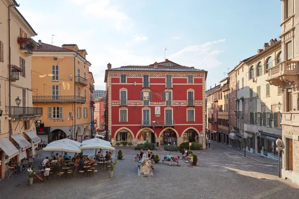 Piazza Moro con le persone che si rilassano in una giornata estiva soleggiata, cielo blu a Mondovi, Italia . — Foto Stock