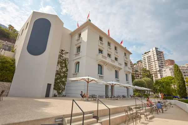 Здание музея современного искусства Villa Paloma с людьми в солнечный летний день в Карло, Монако . — стоковое фото