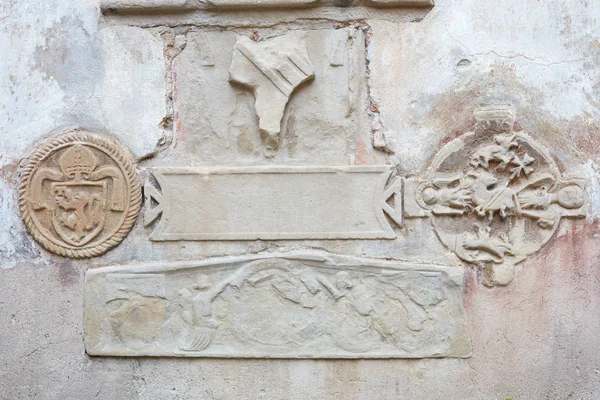 Wall with low relief medieval sculptures, stone texture background — Stock Photo, Image