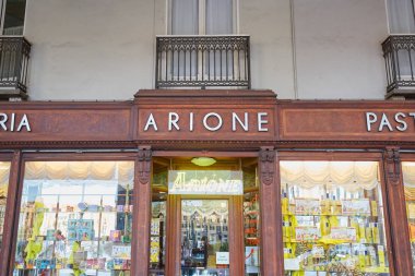 Cuneo, İtalya bir yaz gününde Arione antik pastane işareti ve pencereleri