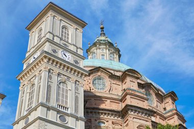 Piedmont, İtalya güneşli bir yaz gününde Vicoforte kilise ve çan kulesi Sanctuary