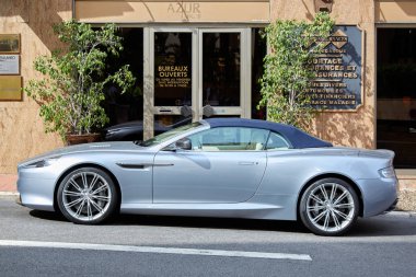 Monte Carlo, Monako güneşli bir yaz gününde Aston Martin gri lüks araba