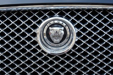 Monte Carlo, Monako bir yaz gününde Jaguar lüks otomobil gümüş logosu