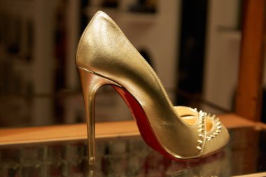 Monte Carlo, Monako moda lüks mağaza çivi ve kırmızı taban ile Christian Louboutin yüksek topuk altın ayakkabı