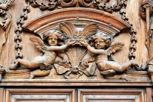 Antiguo portal de madera con detalle ángeles sculpures en Italia — Foto de Stock
