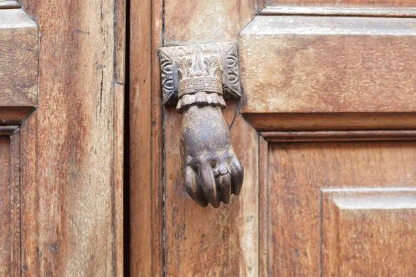 Porta velha batedor em forma de mão e porta de madeira fundo — Fotografia de Stock