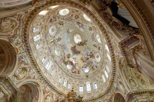 Santuario di Vicoforte cupola ellittica barocca con affreschi e organo a canne, veduta ad angolo basso in Piemonte — Foto Stock