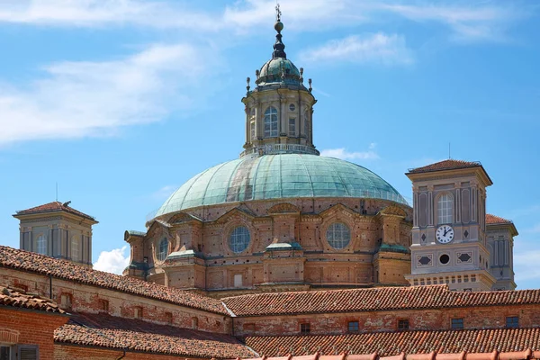 Svatyně kostela Vicoforte a střechy ve slunném letním dnu v Piemmont, Itálie — Stock fotografie