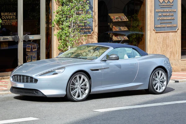 Aston Martin carro de luxo cinza em um dia ensolarado de verão em Monte Carlo, Mônaco — Fotografia de Stock