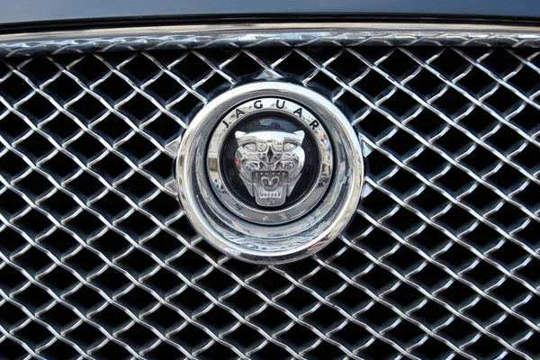 Jaguar logotipo do carro de luxo prata em um dia de verão em Monte Carlo, Mônaco — Fotografia de Stock