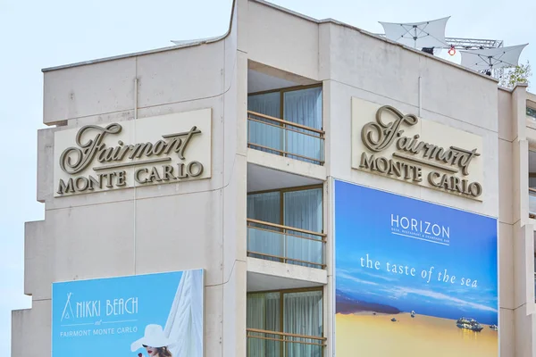 Monte Carlo, Monako bir yaz gününde işaretler ile Fairmont lüks otel binası cephe — Stok fotoğraf