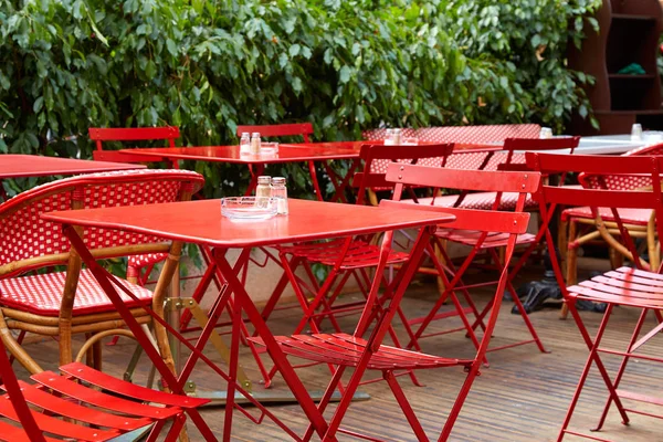 Tables et chaises d'extérieur rouge restaurant en été — Photo