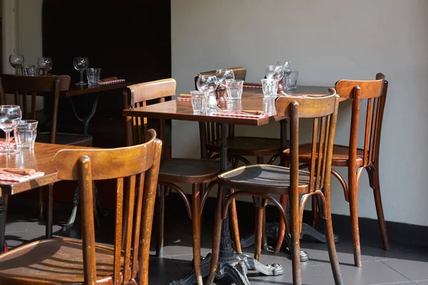 Tables et chaises de restaurant en bois marron dans la journée ensoleillée d'été — Photo