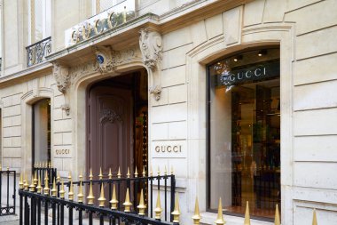 Paris'te Avenue Montaigne Gucci moda lüks mağaza girişi, Fransa.