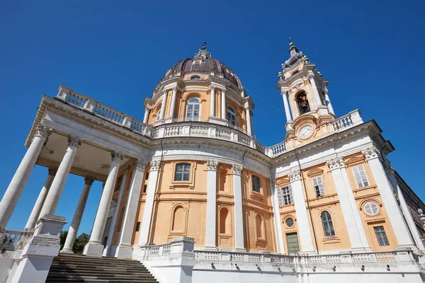 Superga basilika an einem sonnigen sommertag, blauer himmel in turin, italien — Stockfoto