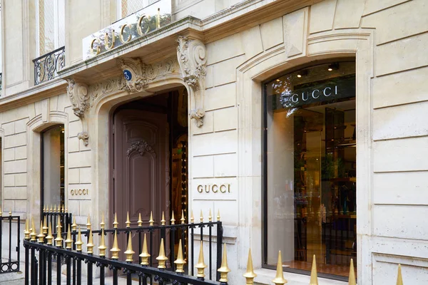 Gucci fashion luxury store entrance in avenue Montaigne in Paris, France. — Stock Photo, Image