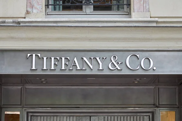 Tiffany luxury store sign in Paris, France. — Stock Photo, Image