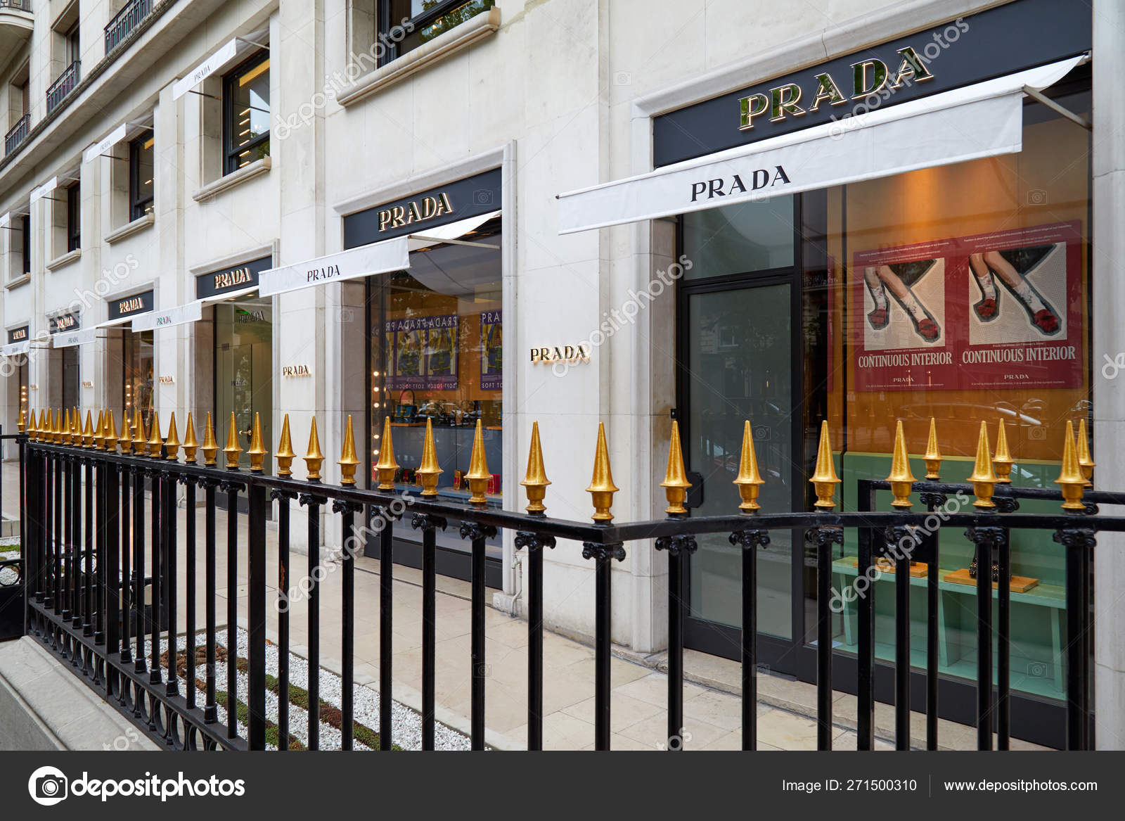 Prada moda loja de luxo na avenida Montaigne em Paris, França . —  Fotografia de Stock Editorial © AndreaA. #271500310