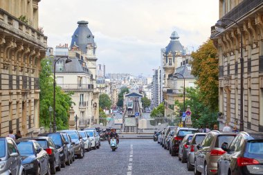 Perspektif ile Paris'te Sokak, Fransa'da yürüyen ve moped sürme insanlar