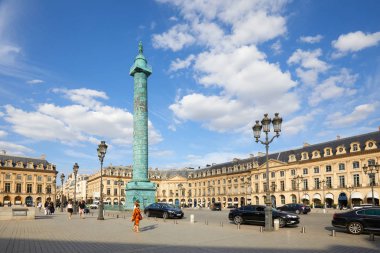 Paris, Fransa güneşli bir yaz gününde insanlar ve turistler ile Yerleştirin Vendome.