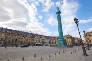 İnsanlarla Yer Vendome, Paris, Fransa yaz aylarında bulutlu gökyüzü.