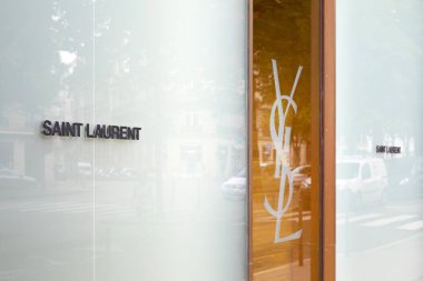 Paris, Fransa 'da Yves Saint Laurent moda mağazası