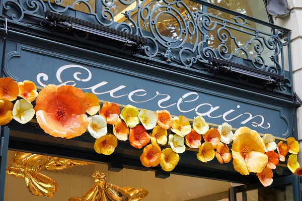 Letrero de la tienda de cosméticos Guerlain en avenue Montaigne in Paris, France . — Foto de Stock