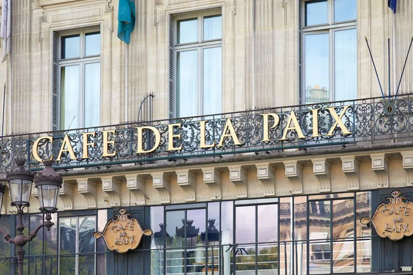 Berühmtes cafe de la paix Schild in goldenen Buchstaben in Paris, Frankreich — Stockfoto