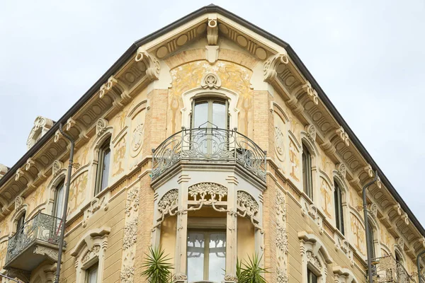 Secesní roh architektury s květinovými dekoracemi v Turíně, Itálie — Stock fotografie