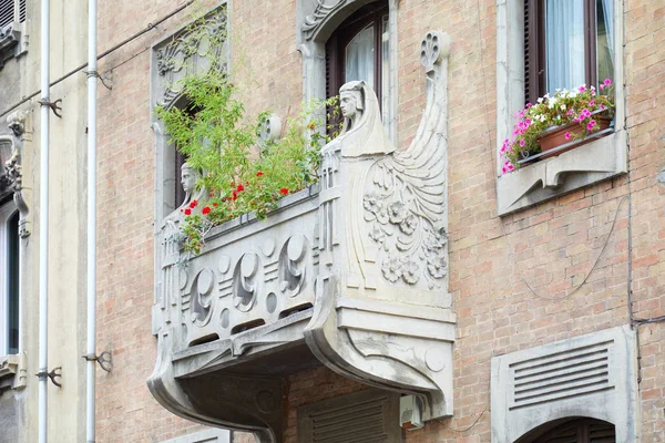 Arquitetura de edifício Art Nouveau com varanda e decorações florais em Turim, Itália — Fotografia de Stock
