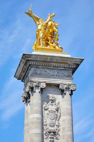 Alexandre iii bridge goldene Statue mit geflügeltem Pferd und Säule an einem sonnigen Sommertag, blauer Himmel in Paris, Frankreich. — Stockfoto