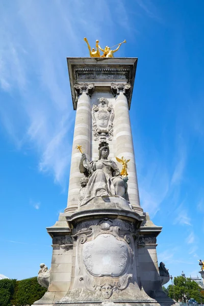 晴れた夏の日に金色の像を持つアレクサンドルIII橋柱、パリの青空、フランス. — ストック写真