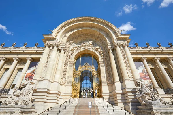 晴れた夏の日に人々とプチパレの建物の入り口、パリ、フランスの澄んだ青空. — ストック写真