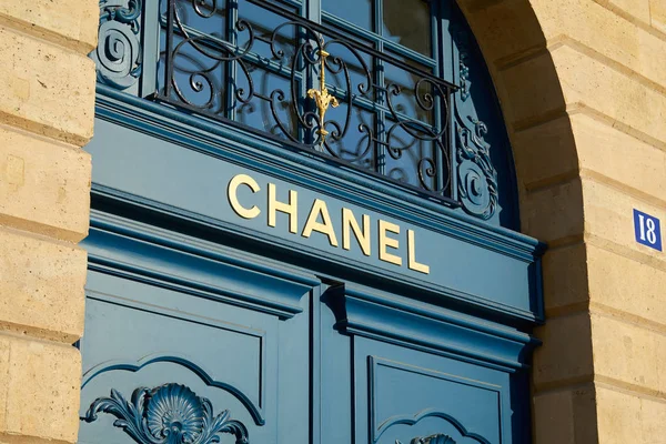 Chanel luxus store schild an blauer tür in place vendome in paris, franz. — Stockfoto