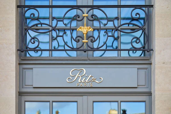 Ritz, luxusní hotel na Place Vendome v Paříži, Francie. — Stock fotografie