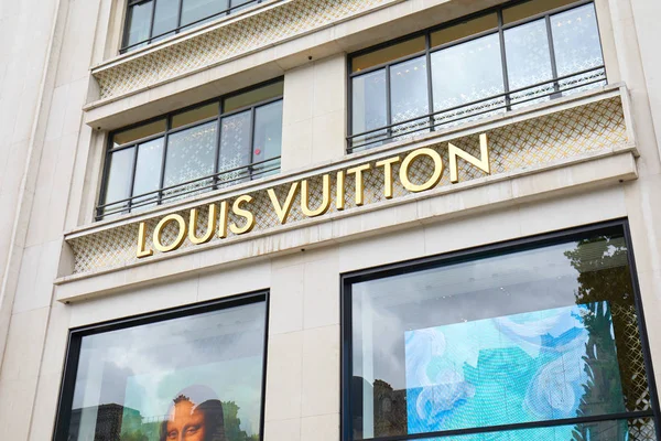 Louis Vuitton fashion luxury store in Champs Elysees in Paris, France — Stock Photo, Image