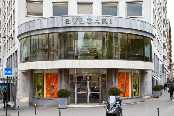 Tienda de lujo Bulgari en avenue George V en Paris, Francia . — Foto de Stock