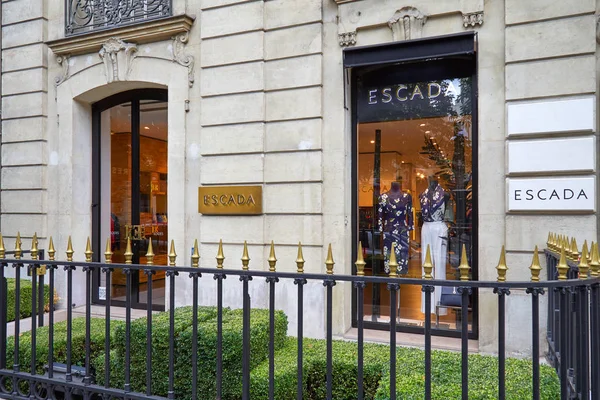 Escada fashion luxury store en avenue Montaigne en Paris, Francia — Foto de Stock