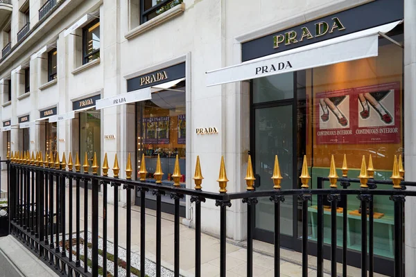 Prada fashion luxury store in avenue Montaigne in Paris, France. — Stock Photo, Image