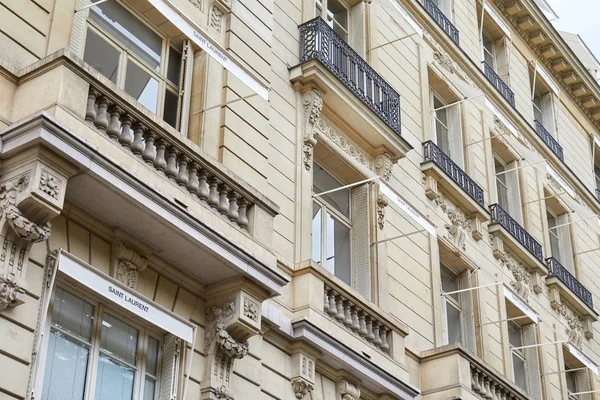 Budynek Saint Laurent w Avenue George V w Paryżu, Francja — Zdjęcie stockowe