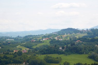 Mondovi, Piedmont, İtalya'daki panoramik bakış açısından yeşil tepeler görünümü