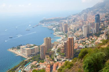 Monako güneşli bir yaz sabahı sis ile Monte Carl şehir görünümü