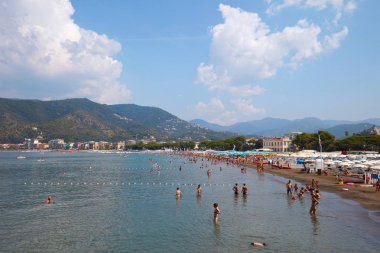 Sestri Levante Sahili, Italya 'da güneşli bir yaz gününde insanlarla deniz kenarı