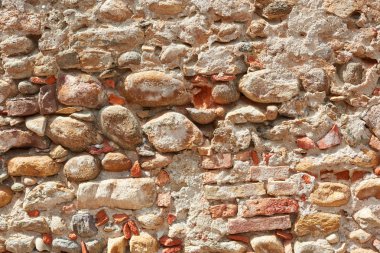 Eski tuğla ve taşlar duvar doku arka plan, güneş ışığı