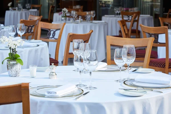 Ao ar livre elegante restaurante mesas e cadeiras no verão — Fotografia de Stock