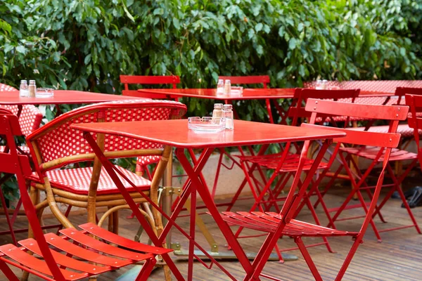 Restaurante ao ar livre mesas vermelhas e cadeiras no verão — Fotografia de Stock
